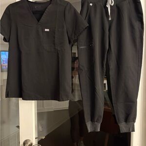 Figs Black Scrub Set